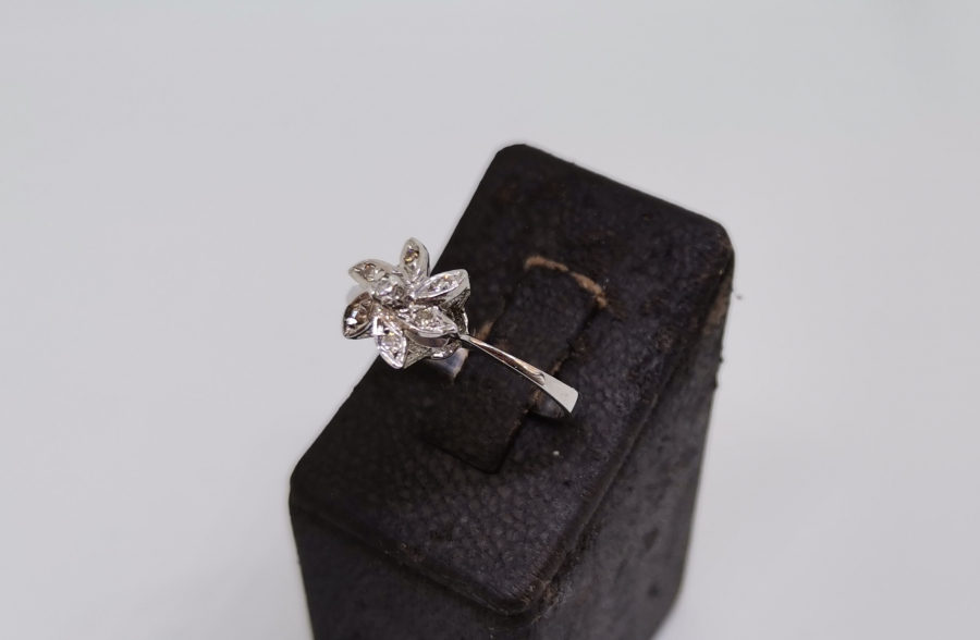 RÜZGAR GÜLÜ FORMUNDA YAPILMIŞ PIRLANTA YÜZÜK