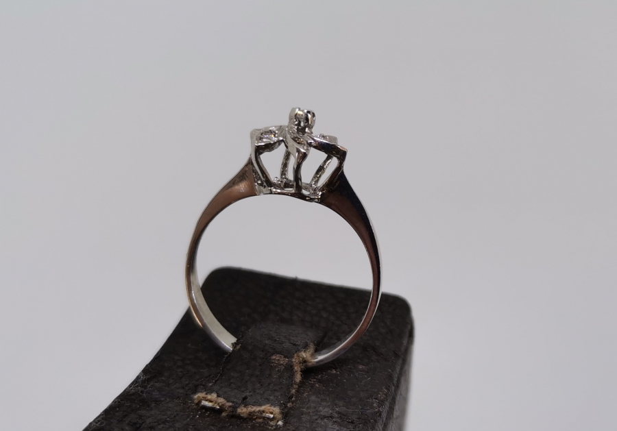 RÜZGAR GÜLÜ FORMUNDA YAPILMIŞ PIRLANTA YÜZÜK