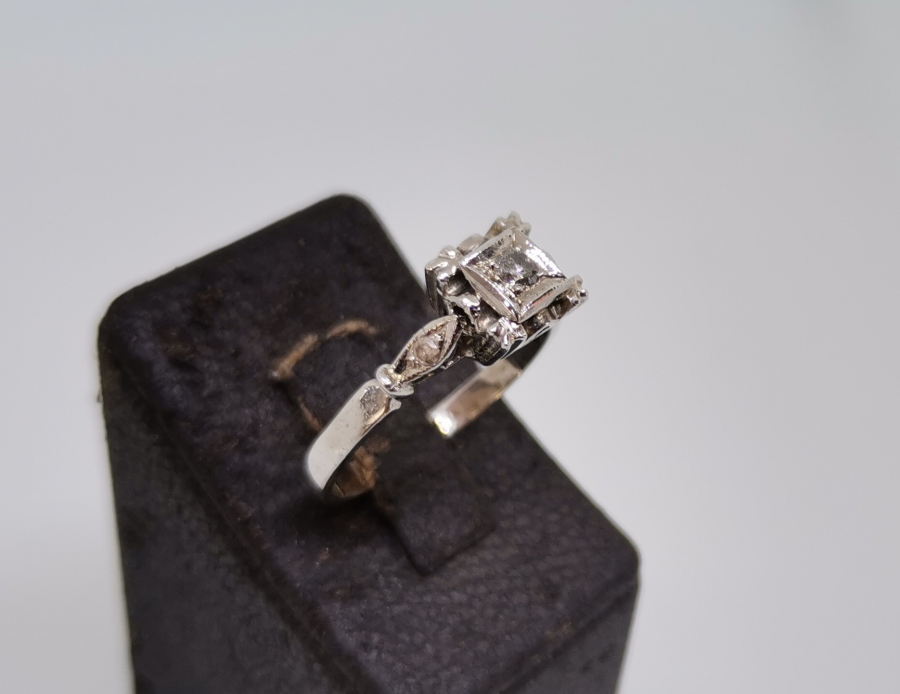 TEKTAŞ MODELİ ANTİKA PIRLANTA YÜZÜK