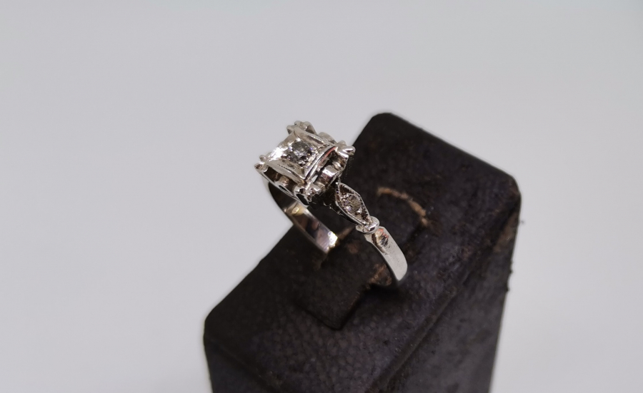 TEKTAŞ MODELİ ANTİKA PIRLANTA YÜZÜK