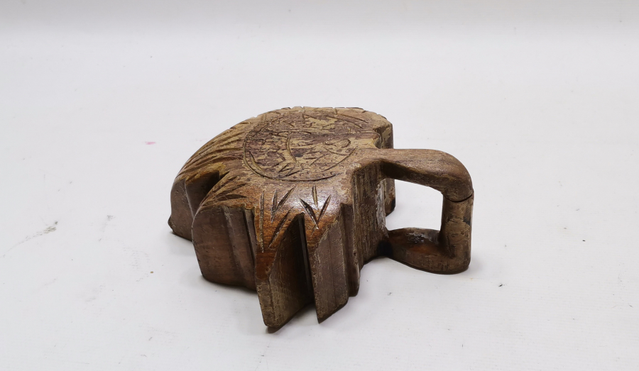 EL OYMA ARKASI YAZILI ÇINAR YAPRAĞI FORMUNDA AHŞAP ÇAMÇAK