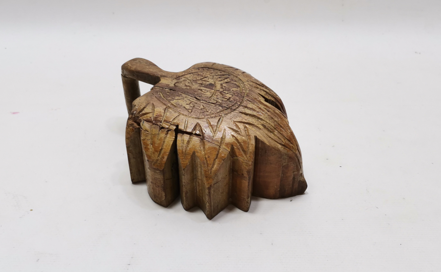 EL OYMA ARKASI YAZILI ÇINAR YAPRAĞI FORMUNDA AHŞAP ÇAMÇAK