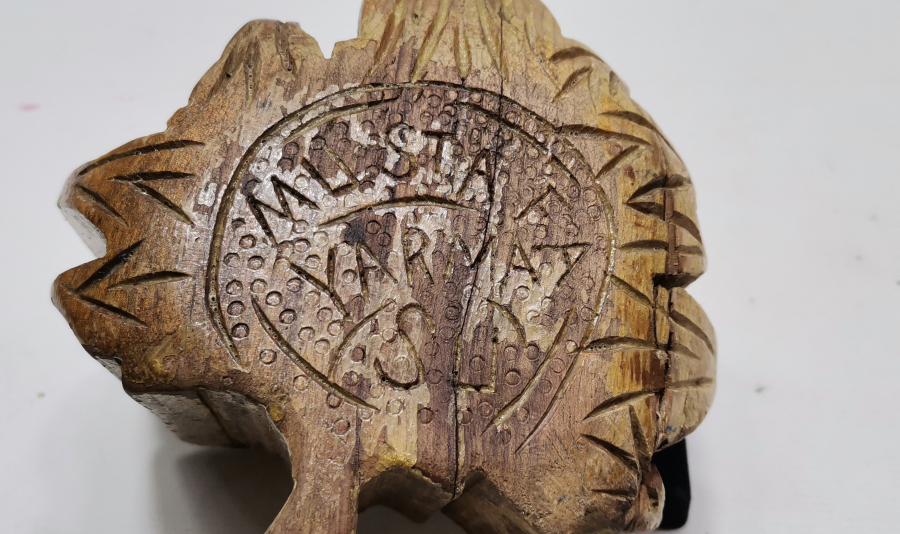 EL OYMA ARKASI YAZILI ÇINAR YAPRAĞI FORMUNDA AHŞAP ÇAMÇAK