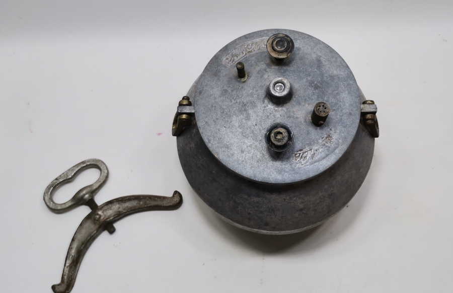 İLK YAPILAN DÜDÜKLÜ TENCERE MODELİ