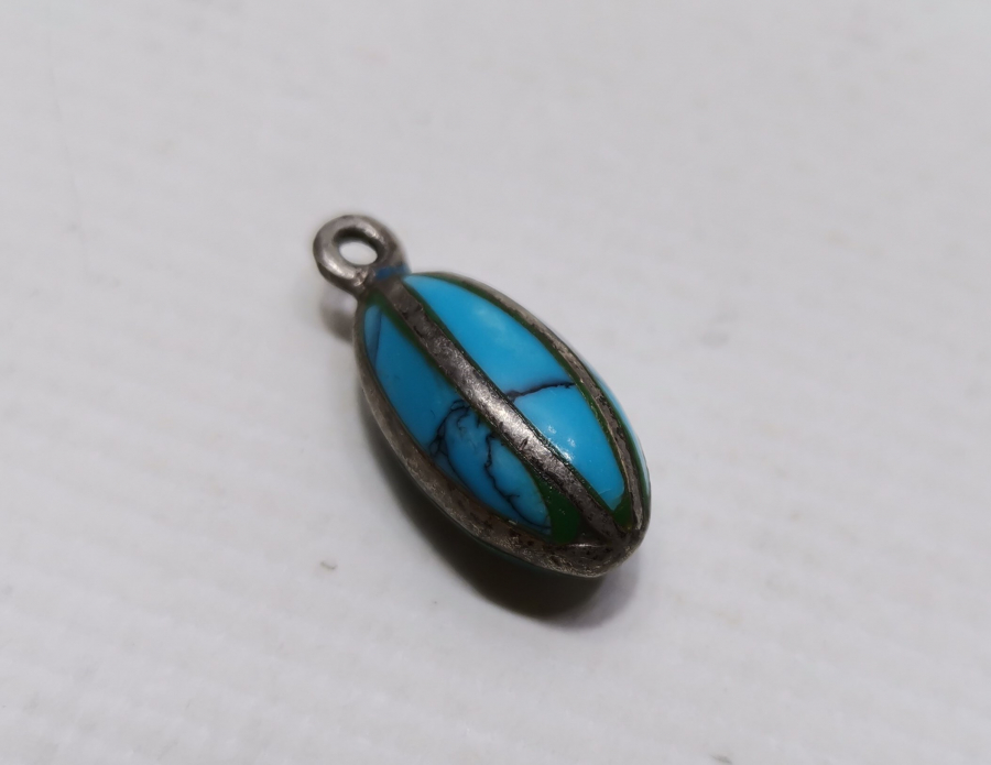 KANBERİYE FORMUNDA YAPILMIŞ TURKUAZ TAŞLI GÜMÜŞ KOLYE UCU