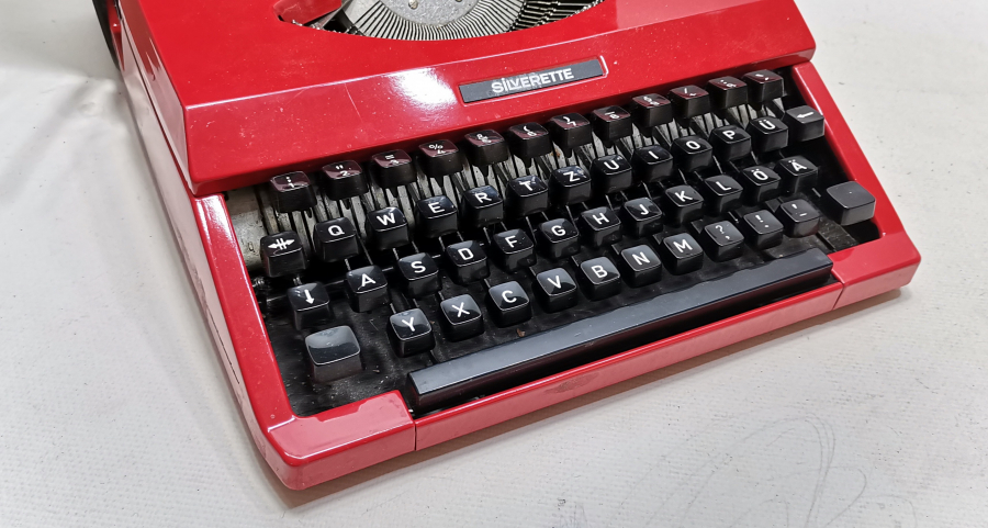 ORJİNAL KUTUSUNDA ANTİKA SEYAHAT DAKTİLOSU