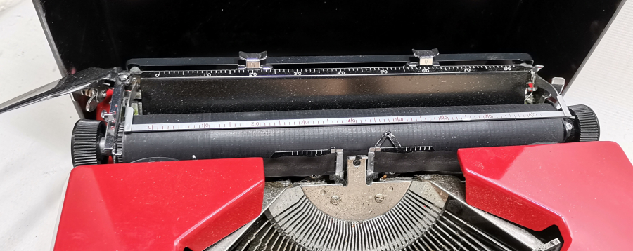 ORJİNAL KUTUSUNDA ANTİKA SEYAHAT DAKTİLOSU