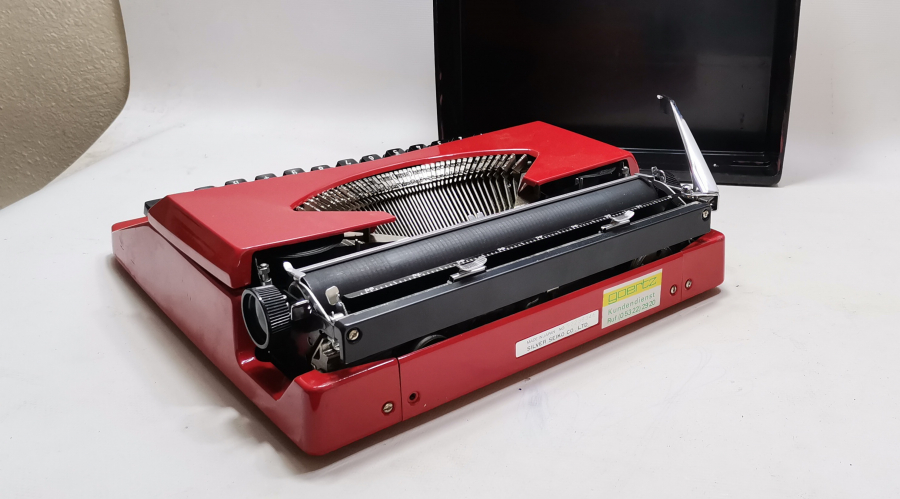 ORJİNAL KUTUSUNDA ANTİKA SEYAHAT DAKTİLOSU