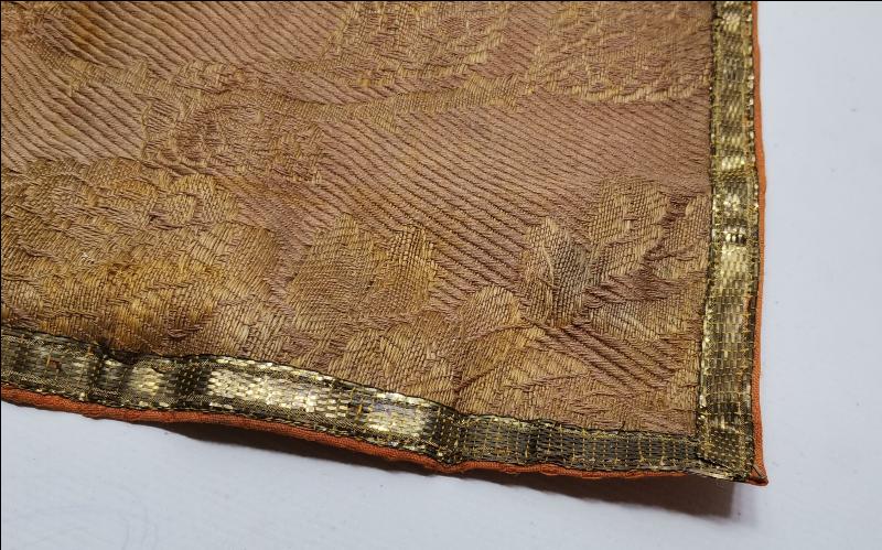 OSMANLI DÖNEMİ KİLİSE İŞİ ALTIN SIRMA İŞLEMELİ SUNAK ÖRTÜSÜ