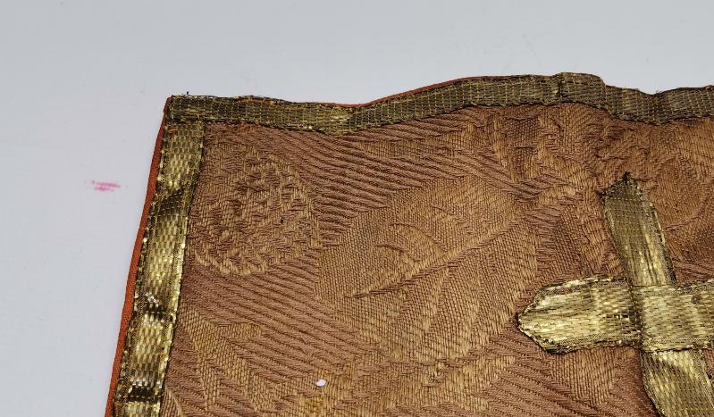 OSMANLI DÖNEMİ KİLİSE İŞİ ALTIN SIRMA İŞLEMELİ SUNAK ÖRTÜSÜ