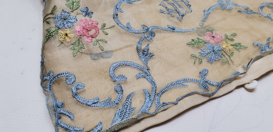 OSMANLI DÖNEMİ ÜZERİ İNİSİYALLİ LEVANTEN İŞİ İPEK KİTAP KABI