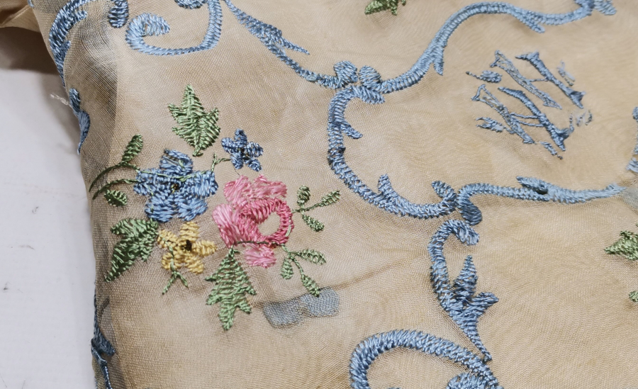 OSMANLI DÖNEMİ ÜZERİ İNİSİYALLİ LEVANTEN İŞİ İPEK KİTAP KABI