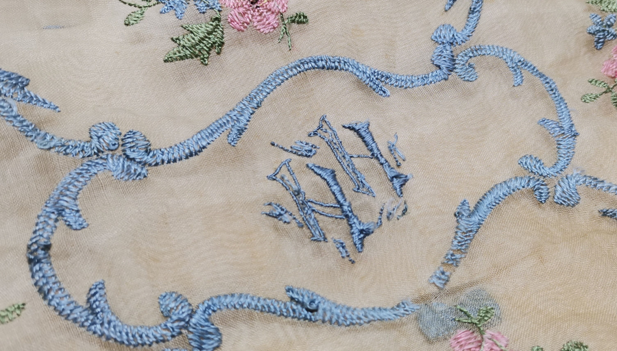 OSMANLI DÖNEMİ ÜZERİ İNİSİYALLİ LEVANTEN İŞİ İPEK KİTAP KABI