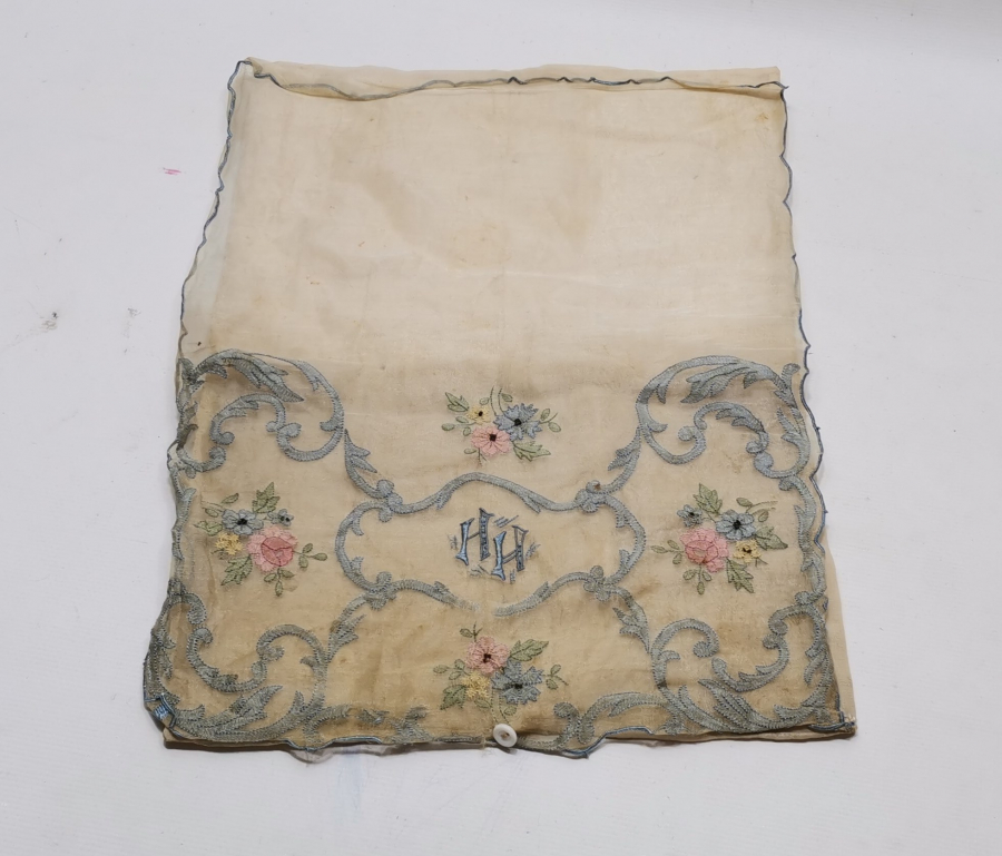 OSMANLI DÖNEMİ ÜZERİ İNİSİYALLİ LEVANTEN İŞİ İPEK KİTAP KABI