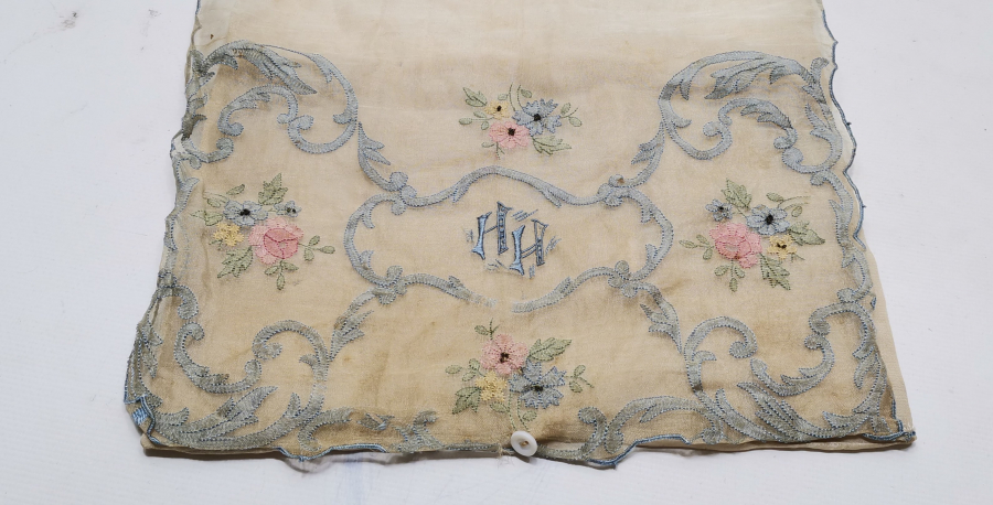 OSMANLI DÖNEMİ ÜZERİ İNİSİYALLİ LEVANTEN İŞİ İPEK KİTAP KABI