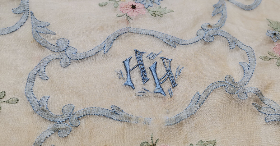 OSMANLI DÖNEMİ ÜZERİ İNİSİYALLİ LEVANTEN İŞİ İPEK KİTAP KABI