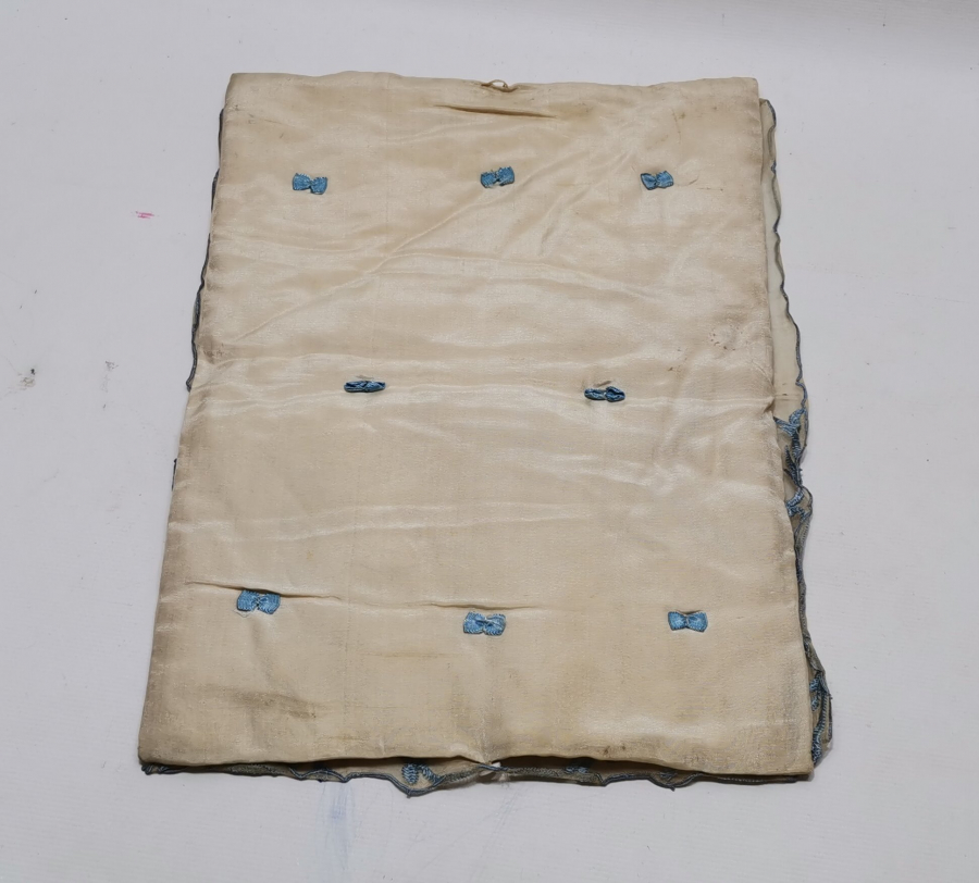 OSMANLI DÖNEMİ ÜZERİ İNİSİYALLİ LEVANTEN İŞİ İPEK KİTAP KABI