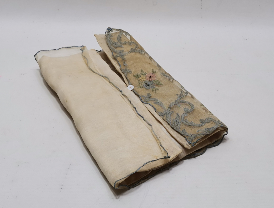 OSMANLI DÖNEMİ ÜZERİ İNİSİYALLİ LEVANTEN İŞİ İPEK KİTAP KABI