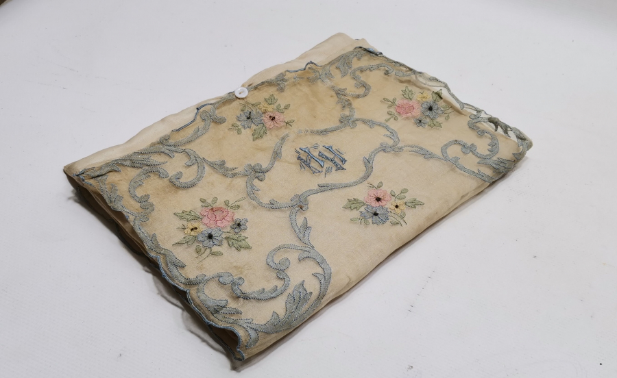 OSMANLI DÖNEMİ ÜZERİ İNİSİYALLİ LEVANTEN İŞİ İPEK KİTAP KABI