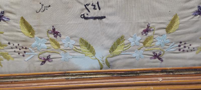 1925 TARİHLİ VE KETEBELİ, ÜZERİNDE SECDE AYETİ YAZILI İPEK DUVAR PANOSU