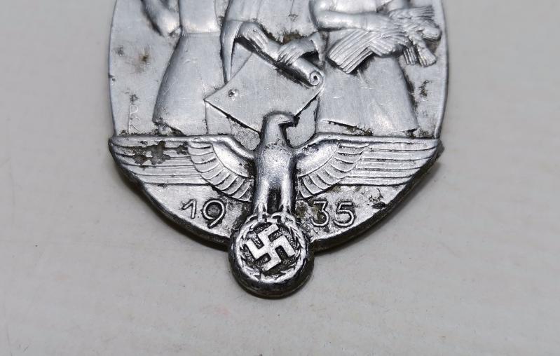 1935 TARİHLİ GAMALI HAÇLI ALMAN NAZİ ROZETİ