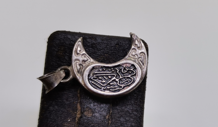 HİLAL FORMUNDA İÇİNDE DUASI İLE GÜMÜŞ CEVŞEN-İ KEBİR