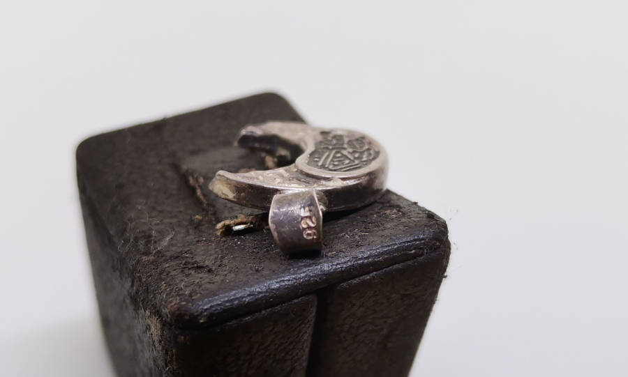 HİLAL FORMUNDA İÇİNDE DUASI İLE GÜMÜŞ CEVŞEN-İ KEBİR