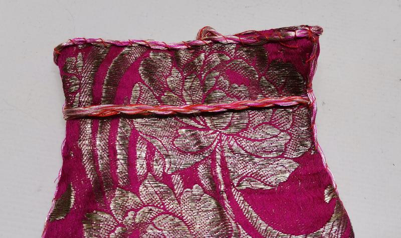 OSMANLI DÖNEMİ GÜMÜŞ SIRMA İŞLEMELİ KIRMIZI RENKLİ ELMASİYE KESE