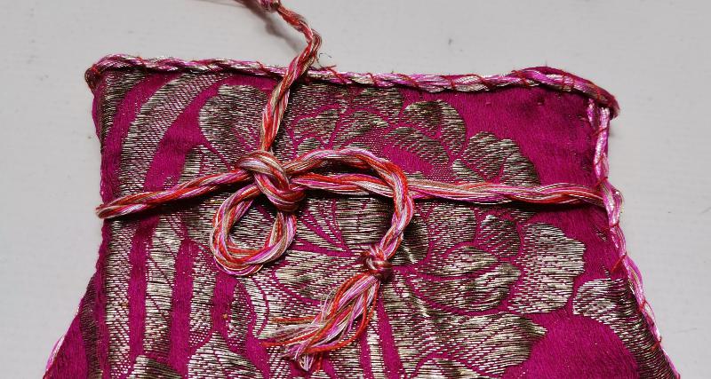 OSMANLI DÖNEMİ GÜMÜŞ SIRMA İŞLEMELİ KIRMIZI RENKLİ ELMASİYE KESE