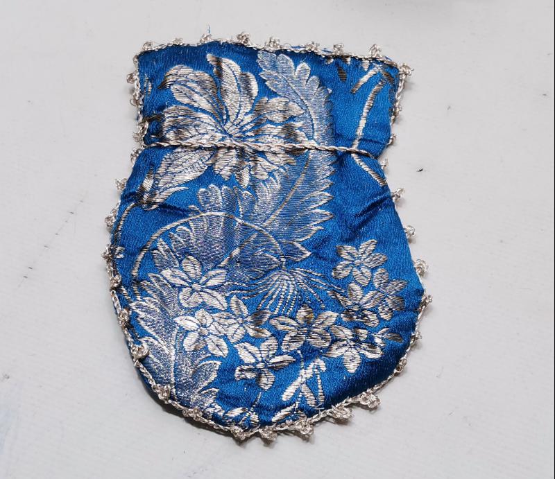 OSMANLI DÖNEMİ MAVİ RENKLİ GÜMÜŞ SIRMA İŞLEMELİ İPEK ELMASİYE PARA KESESİ