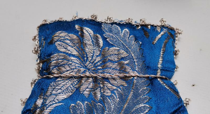 OSMANLI DÖNEMİ MAVİ RENKLİ GÜMÜŞ SIRMA İŞLEMELİ İPEK ELMASİYE PARA KESESİ