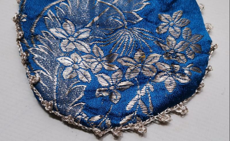 OSMANLI DÖNEMİ MAVİ RENKLİ GÜMÜŞ SIRMA İŞLEMELİ İPEK ELMASİYE PARA KESESİ