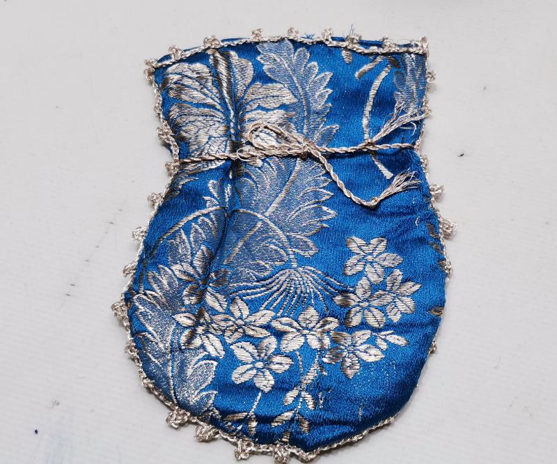 OSMANLI DÖNEMİ MAVİ RENKLİ GÜMÜŞ SIRMA İŞLEMELİ İPEK ELMASİYE PARA KESESİ