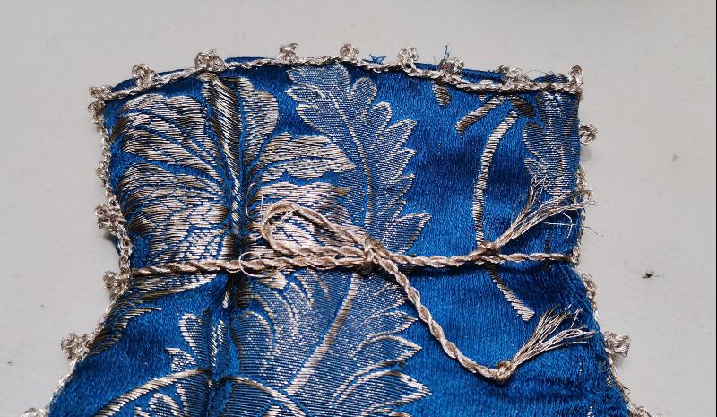 OSMANLI DÖNEMİ MAVİ RENKLİ GÜMÜŞ SIRMA İŞLEMELİ İPEK ELMASİYE PARA KESESİ