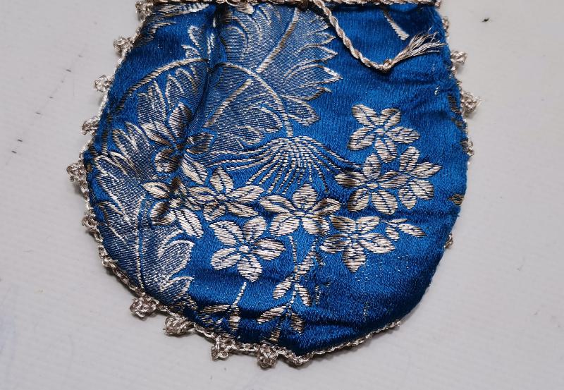 OSMANLI DÖNEMİ MAVİ RENKLİ GÜMÜŞ SIRMA İŞLEMELİ İPEK ELMASİYE PARA KESESİ