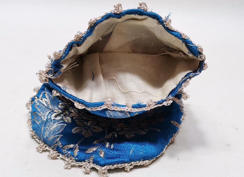 OSMANLI DÖNEMİ MAVİ RENKLİ GÜMÜŞ SIRMA İŞLEMELİ İPEK ELMASİYE PARA KESESİ