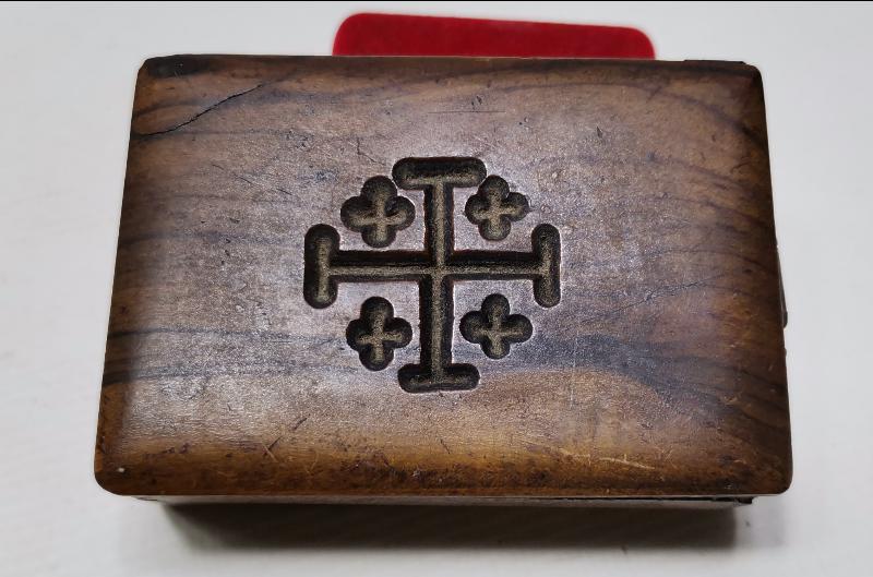 OSMANLI DÖNEMİ ÜZERİ HAÇ DESENLİ JERUSALEM YAZILI AHŞAP KUTU