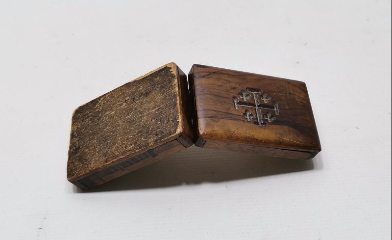 OSMANLI DÖNEMİ ÜZERİ HAÇ DESENLİ JERUSALEM YAZILI AHŞAP KUTU