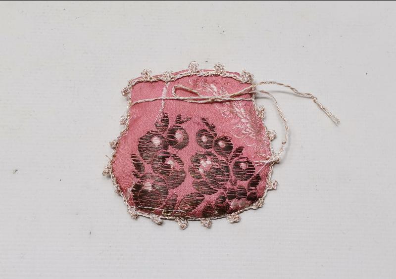 PEMBE RENKLİ ALTIN SIRMA İŞLEMELİ OSMANLI ELMASİYE KUMAŞTAN YAPILMIŞ KESE