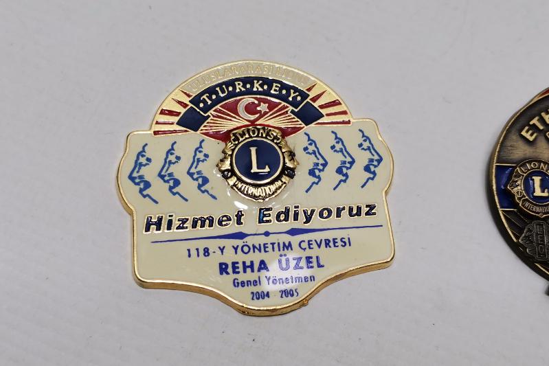 ÜÇ ADET LİONS KULÜBÜ ROZETİ 