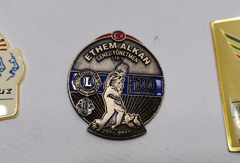 ÜÇ ADET LİONS KULÜBÜ ROZETİ 