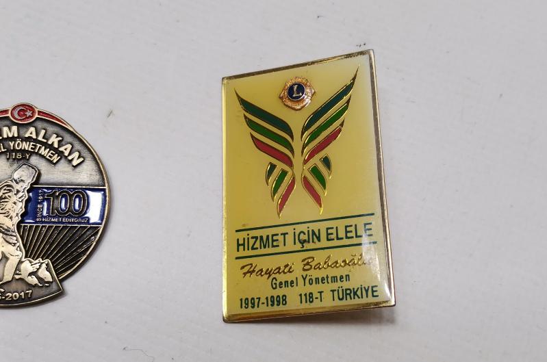 ÜÇ ADET LİONS KULÜBÜ ROZETİ 