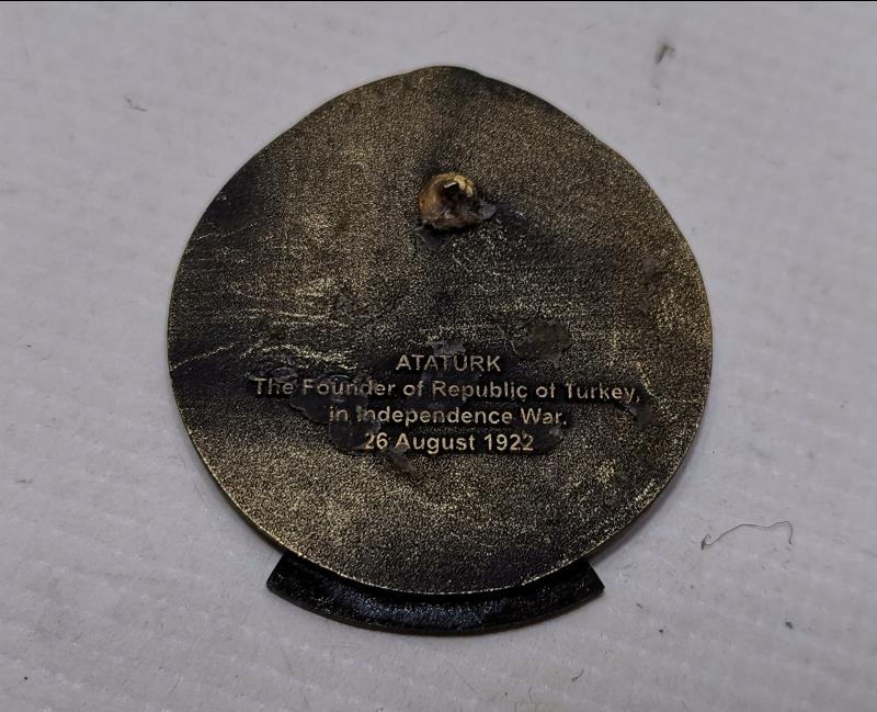 ÜÇ ADET LİONS KULÜBÜ ROZETİ 