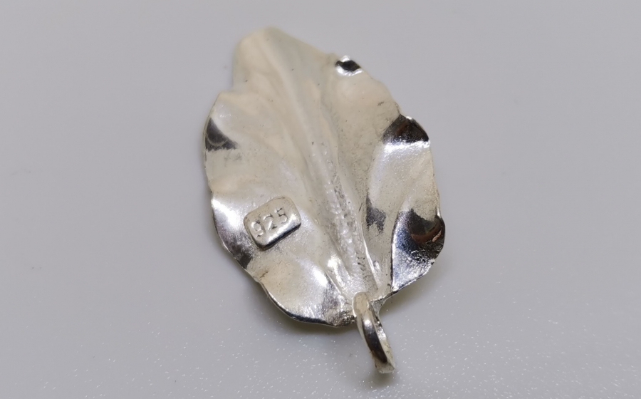 YAPRAK FORMUNDA YAPILMIŞ GÜMÜŞ KOLYE UCU