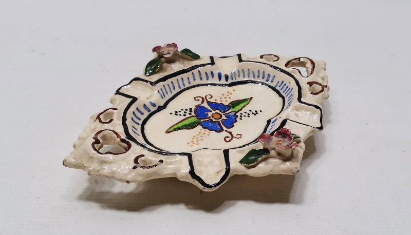 1971 TARİHLİ CUMA ÖRNEK USTA YAPIMI FARKLI FORMDA KÜTAHYA KÜL TABLASI