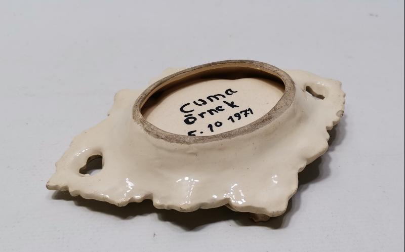 1971 TARİHLİ CUMA ÖRNEK USTA YAPIMI FARKLI FORMDA KÜTAHYA KÜL TABLASI