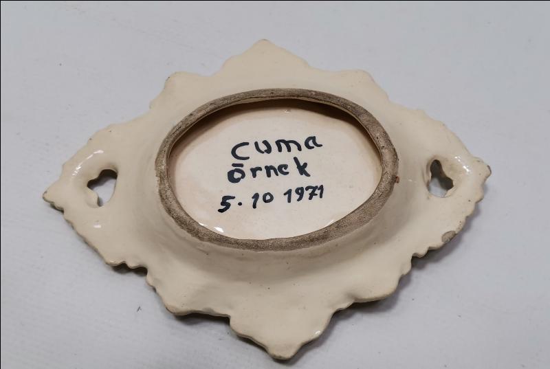 1971 TARİHLİ CUMA ÖRNEK USTA YAPIMI FARKLI FORMDA KÜTAHYA KÜL TABLASI