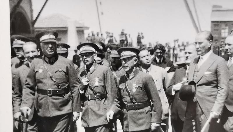 MUSTAFA KEMAL ATATÜRK VE DEVLET ERKANI BÜYÜK BOY ORJİNAL FOTOĞRAF