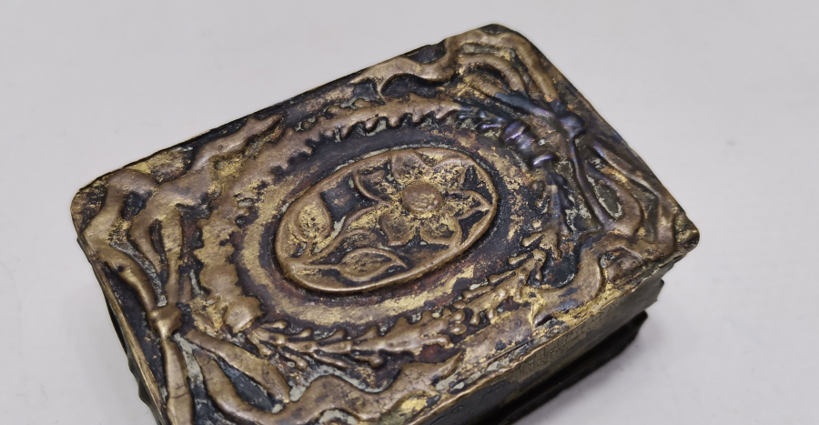 OSMANLI DÖNEMİ ÇİFT KAPAKLI VE KABARTMA İŞÇİLİKLİ ENFİYE KUTUSU