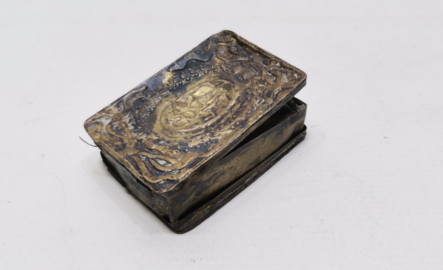 OSMANLI DÖNEMİ ÇİFT KAPAKLI VE KABARTMA İŞÇİLİKLİ ENFİYE KUTUSU